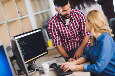 軟件開發人員在項目上工作